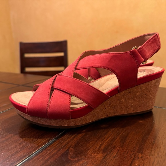 Clarks women’s size 9.5 red wedge platform sandals - Picture 1 of 11